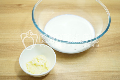 В миске подогреть молоко, добавить сливочное масло.