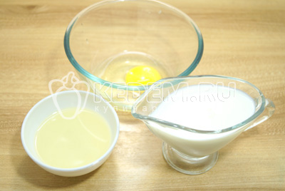 В другой миске смешать яйцо, молоко и растительное масло.