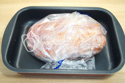 Выложить мясо на противень и запекать в духовке 1 час при температуре 180 градусов С.