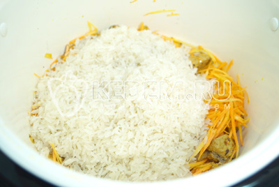 Добавить хорошо промыть рис, соль и перемешать.