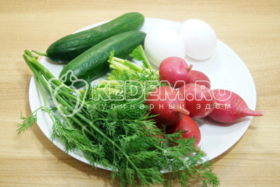Овощи и зелень промыть и обсушить. Яйца отварить.