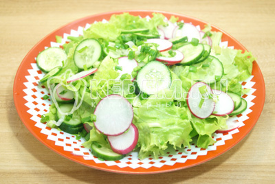 Выложить салат на блюдо и добавить листики салата (нарвать руками).