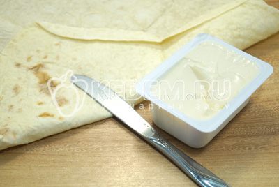 Лаваш развернуть и промазать плавленным сыром.