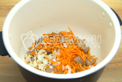 Добавить мелко нашинкованный лук и тертую морковь. Готовить еще 2-3 минуты.