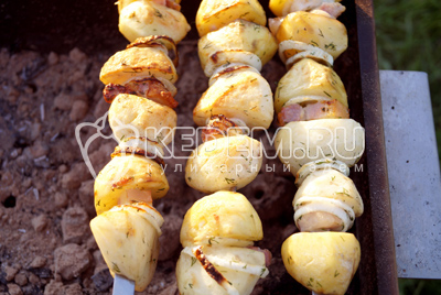 Картофель на мангале с салом и луком