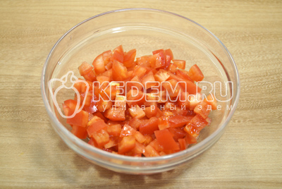 В миску нарезать помидоры кубиками.