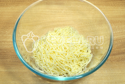 Сыр натереть на мелкой терке в миску.