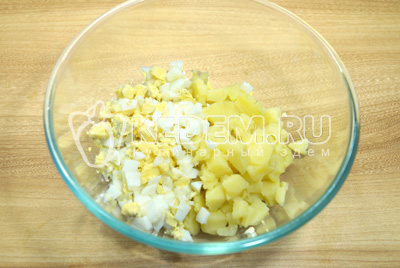 В миску нарезать кубиками яйца и картофель.