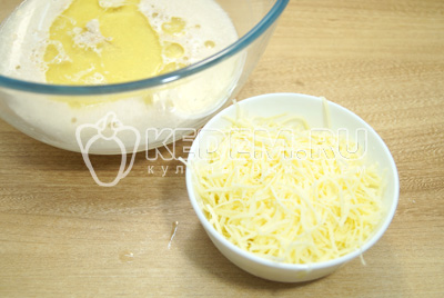 Сыр натереть на мелкой терке и добавить в миску.