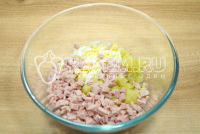 В миску нарезать кубиками картофель, яйца и колбасу.