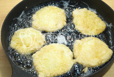 На сковороде разогреть растительное масло, обмакнуть кружок кабачка в кляр и жарить на сковороде с двух сторон.