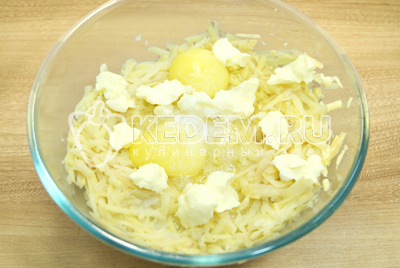 Добавить мягкое сливочное масло и соль, хорошо перемешать, чтобы картофель не потемнел.