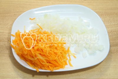 Морковь и лук очистить, лук мелко нашинковать, морковь натереть на терке.