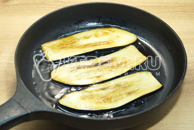 На сковороде с небольшим количеством растительного масла обжарить баклажаны с двух сторон.