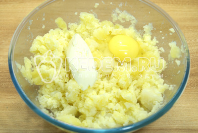 Переложить картофель в миску, добавить масло, соль и яйцо.