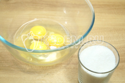 Яйца взбить в миске с сахаром в густую белую массу.