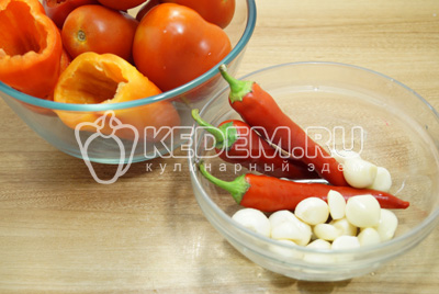 Болгарские перцы промыть и очистить, помидоры и острый перец промыть, чеснок очистить.