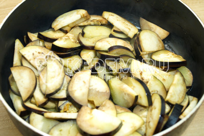 В сковороде разогреть растительное масло и обжарить баклажаны 5-7 минут, помешивая.