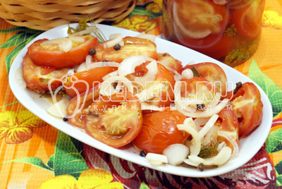 Маринованные помидоры с луком готовы