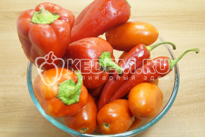 Болгарский перец очистить, помидоры и острый перец промыть и обсушить.