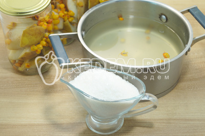 Слить воду в кастрюлю, добавить сахар и сварить сироп, доведя воду до кипения.