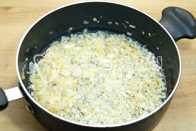 Обжарить лук на сковороде, добавить вторую половину масла.