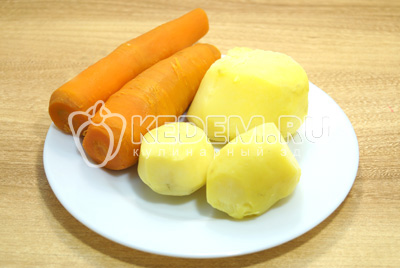 Картофель и морковь отварить до готовности, остудить о очистить.