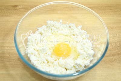 Добавить яйцо, соль и сахар.