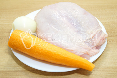 С куриной грудки снять кожу и отделить филе от костей. Лук и морковь очистить.