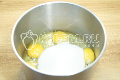 Взбить яйца с сахаром при помощи миксера.