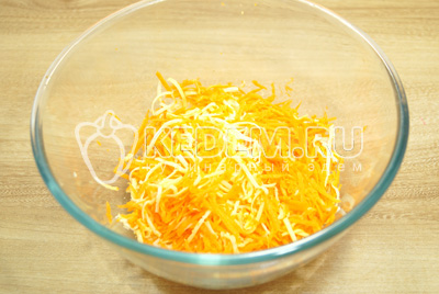 Натереть на терке морковь и смешать в миске с сыром.