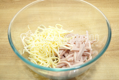 В миску нарезать соломкой колбасу, сыр натереть на терке.