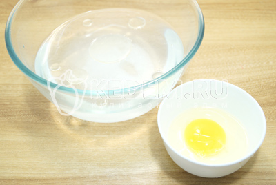 В миске с водой развести 1/4 чайной ложки соли и добавить 2 столовых ложки растительного масла, развести яйцо в миске.