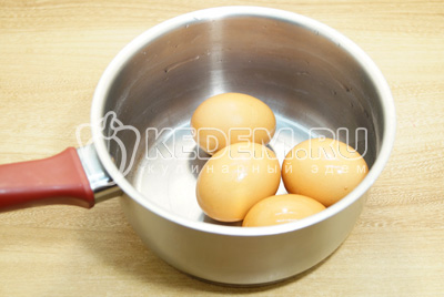 Яйца отварить, остудить и очистить.