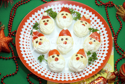 Фаршированные яйца «Дед Мороз»