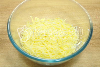 В миске смешать тертый сыр и тертые яйца.