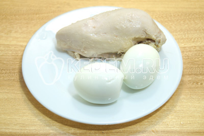 Отварить яйца и куриное филе до готовности и отсудить.