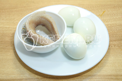 Яйца отварить, отсудить и очистить. Селедку очистить от косточек или взять готовое слабосоленое филе.