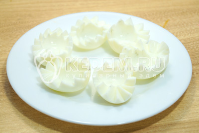 Яйца разрезать фигурно или обычно на половинки и вынуть желтки.