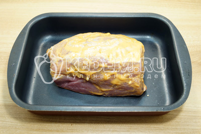Выложить мясо в глубокую форму и запекать в духовке при 170 градусах 1 час.