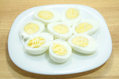 Разрезать яйца на половинки и вынуть желтки.