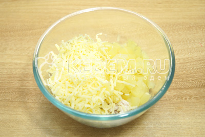 Добавить кубиками нарезанные ананасы и тертый сыр.