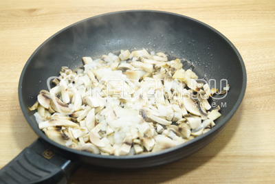 Мелко нашинкованные грибы и лук обжарить на сковороде с растительном маслом. Посолить.