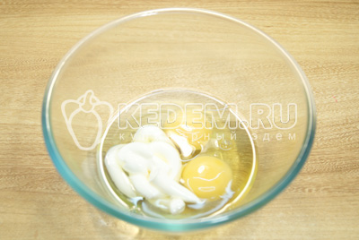 В миске взбить яйца, масло и 1 ст. ложку майонеза.