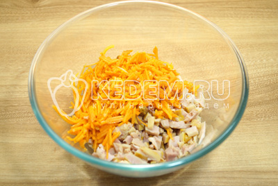 В миску нарезать мелко копченую курицу и добавить морковь по-корейски.