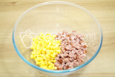 Колбасу нарезать кубиками , добавить кукурузу в миску.