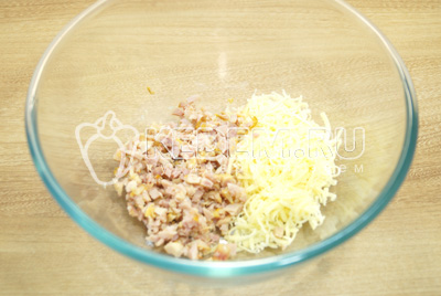 Копченую курицу мелко нарезать в миску, добавить тертый сыр.
