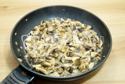 Грибы и лук мелко нарезать и обжарить на сковороде с растительным маслом, 2-3 минуты.