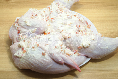 Обмазать курицу смесью, выложить на противень и готовить в духовке 1 час при 180 градусах С.