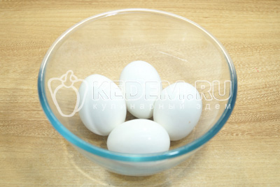 Яйцо отварить до готовности, остудить и очистить.